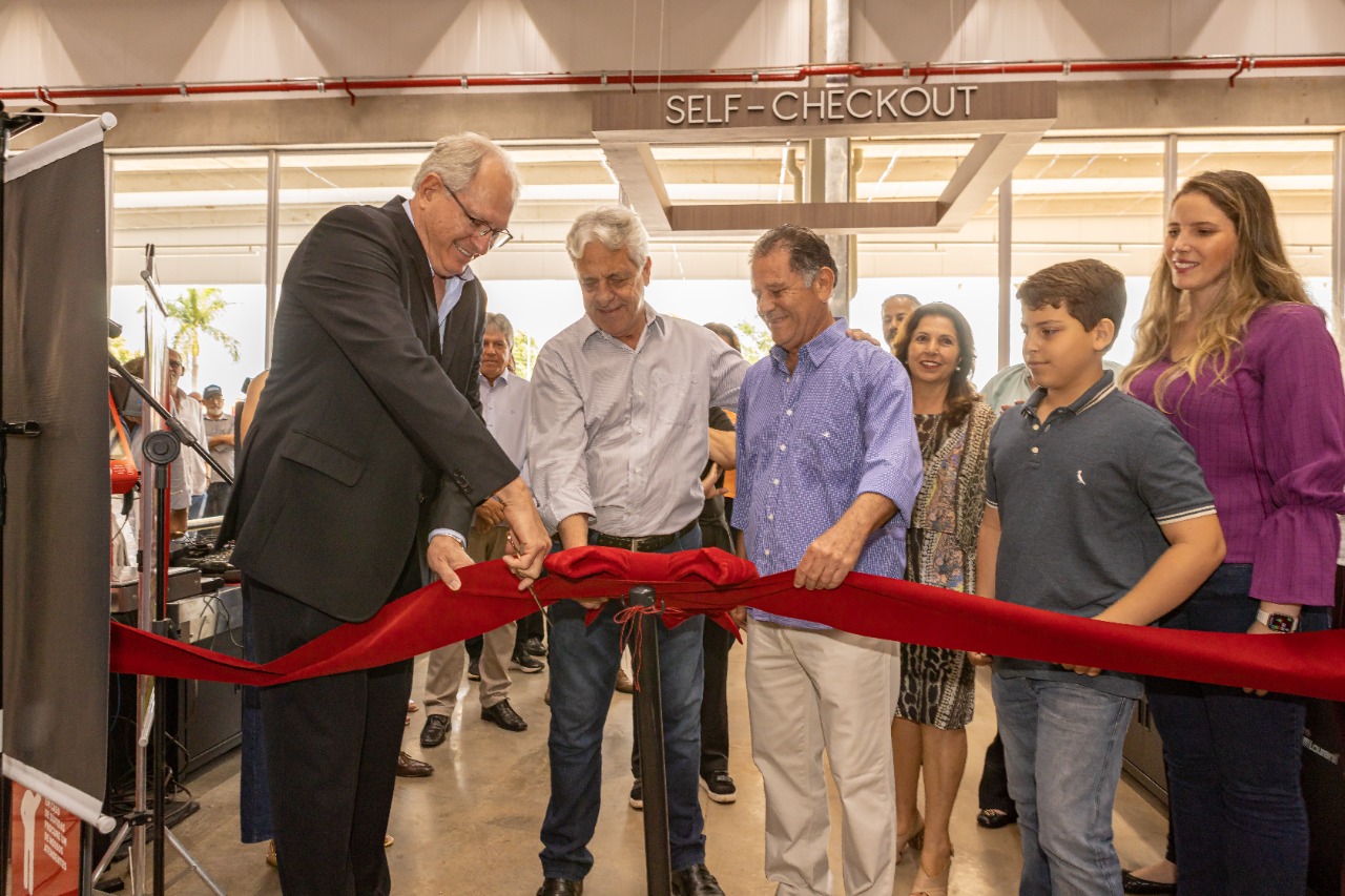 CLIENTES FAZEM FILA NA INAUGURAÇÃO DO TONIN EM SÃO JOAQUIM DA BARRA