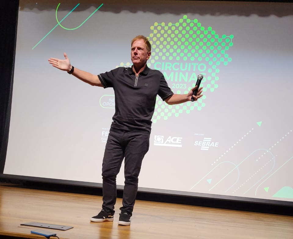 Colaboradores da Rede Tonin participaram da Palestra do Ciro Bottini - o maior vendedor do Brasil, ex- apresentador da Shoptime